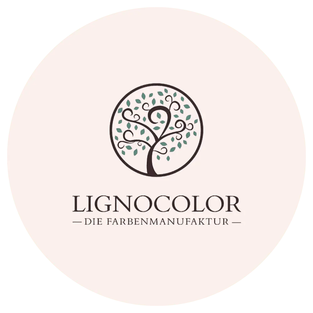 Das ist ein Logo mit einem stilisierten Baum und dem Text "LIGNOCOLOR – DIE FARBENMANUFAKTUR".