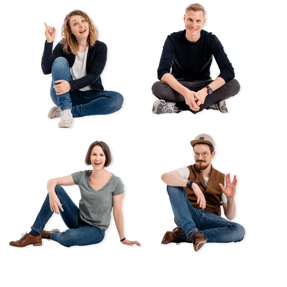 Das Bild zeigt vier lächelnde Personen, die auf dem Boden sitzen und verschiedene Posen einnehmen.