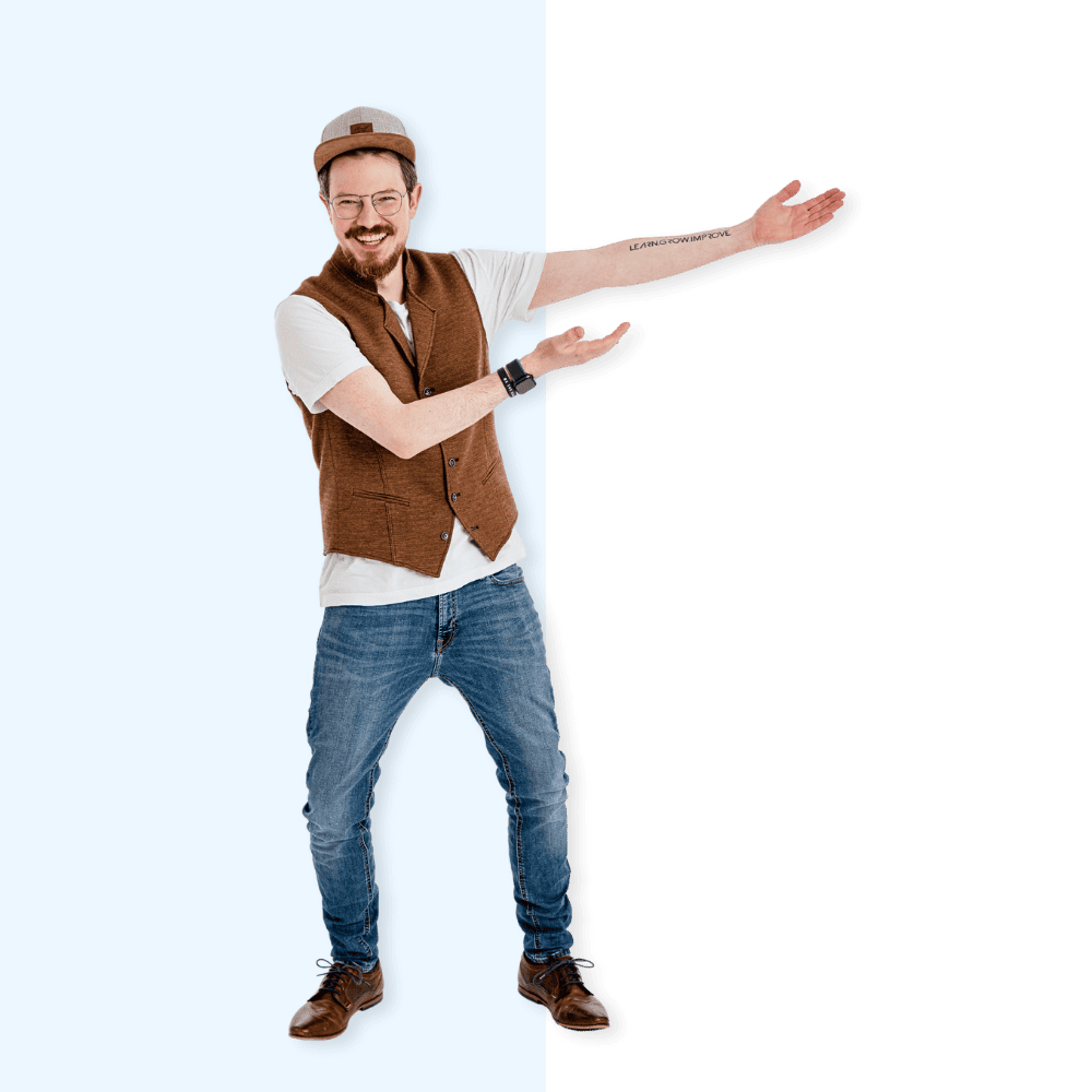 Das Bild zeigt eine lächelnde Person, die eine Geste mit ausgebreiteten Armen macht, vor einem Hintergrund, der zur Hälfte weiß und zur anderen Hälfte schwarz ist.