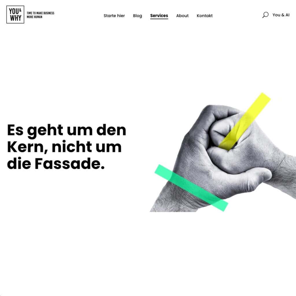 Das Bild zeigt eine schwarzweiße Grafik von zwei sich haltenden Händen, die durch zwei farbige Streifen akzentuiert sind, mit dem deutschsprachigen Slogan "Es geht um den Kern, nicht um die Fassade".