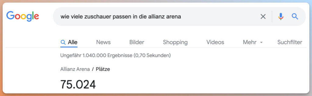 Auf dem Bild ist eine GoogleSuchergebnisseite zu sehen, die zeigt, dass die AllianzArena 75.024 Plätze hat.
