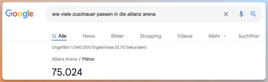 Auf dem Bild ist eine Google-Suchergebnisseite zu sehen, die zeigt, dass die Allianz-Arena 75.024 Plätze hat.