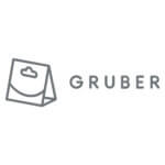 Das ist ein Logo mit dem Wort "GRUBER" und einer stilisierten Tasche mit einer Wolke darauf.