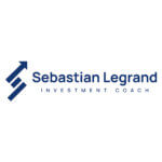 Das Bild zeigt ein Logo mit dem Namen "Sebastian Legrand Investment Coach" und einem grafischen Element, das wie ein nach oben zeigender Pfeil aussieht.