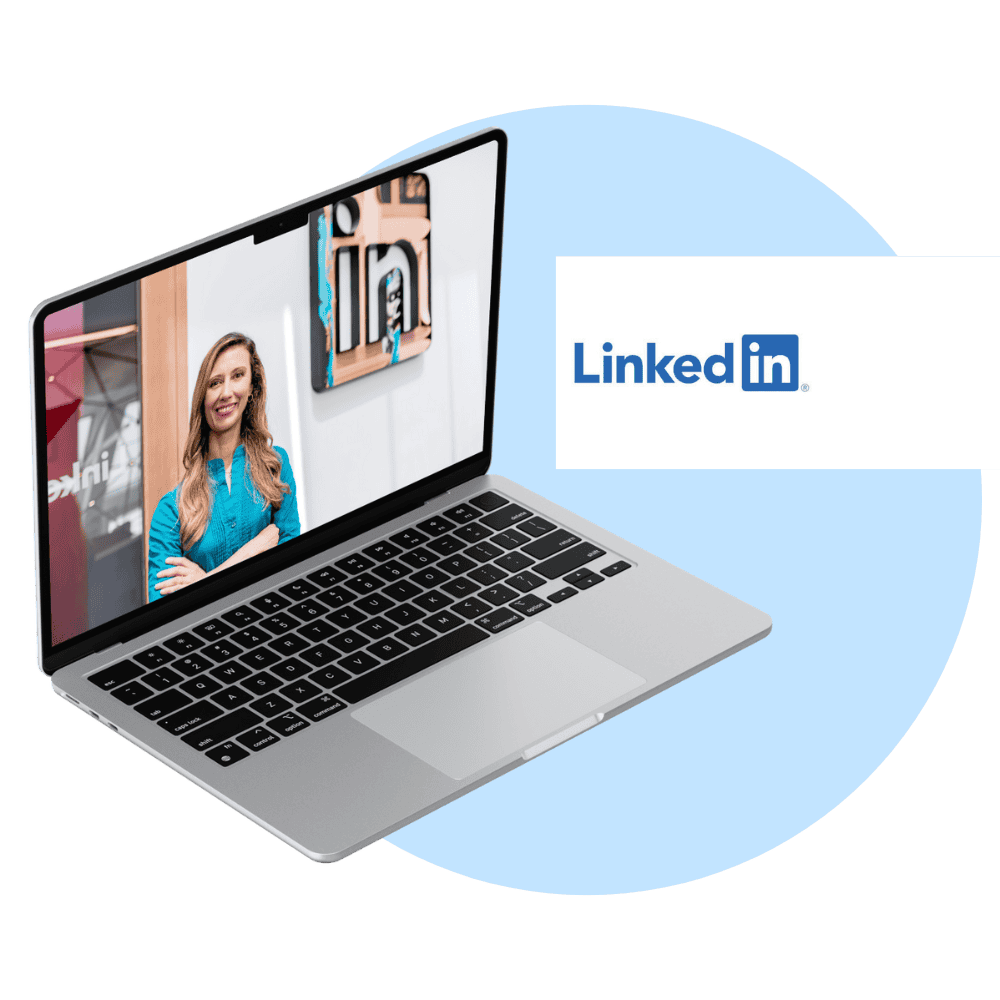 Auf dem Bild ist ein Laptop mit dem Bild einer lächelnden Person und dem Logo von LinkedIn auf dem Bildschirm zu sehen.