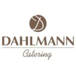 Das Bild zeigt das elegante Logo von Dahmann Catering, das Professionalität und hochwertigen Service im Bereich der Gastronomie verkörpert. Mit einem klaren, modernen Design und einem Fokus auf erstklassige Catering-Dienstleistungen spricht es sowohl Privat- als auch Geschäftskunden an, die unvergessliche kulinarische Erlebnisse suchen.