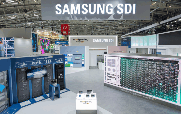 Das Bild zeigt den beeindruckenden Messestand von Samsung SDI, der innovative Lösungen im Bereich Energiespeicherung und AI Datenzentren präsentiert. Besondere Highlights sind der Samsung Battery Box und der Prismatic Tech Hub, welche die neuesten Technologien zur Optimierung intelligenter Lebensweisen verdeutlichen.